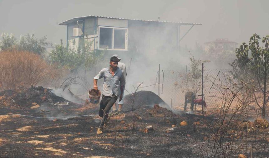 Antalya’da alevler evlerin kapısına dayandı: Havva teyzenin gözyaşları yürek burktu