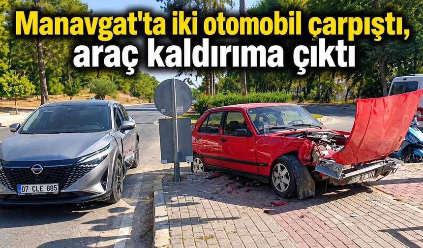 Manavgat'ta iki otomobil çarpıştı, araç kaldırıma çıktı