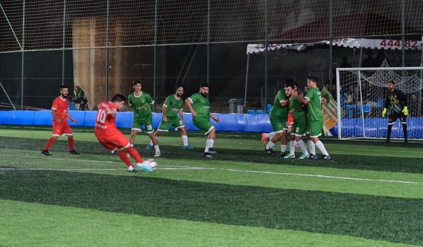 Alanya’da Mahalle Ligi heyecanı başladı: İlk gecede 15 gol