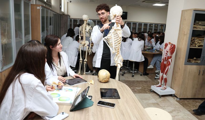 ALKÜ’lü akademisyenden dikkat çeken uyarı: Yapay zekâ insan bedeninin yerini tutamaz