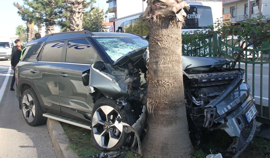 Antalya’da otomobil yayaya çarptı! İlk müdahale belediye başkanından