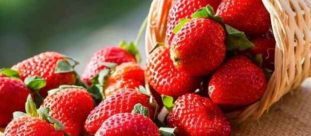 Bu fotoğraftaki çilekler ne renk? Beyiniz sizi yanıltmasın