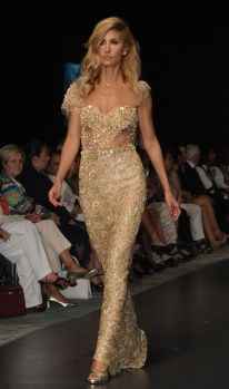 Podyumda Çağla Şikel fırtınası