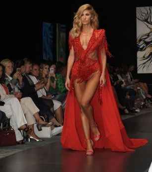 Podyumda Çağla Şikel fırtınası