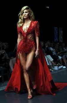 Podyumda Çağla Şikel fırtınası