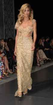 Podyumda Çağla Şikel fırtınası