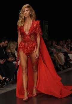 Podyumda Çağla Şikel fırtınası