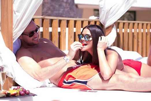 Jamie Reed  Jade Lewis çiftinin İspanya tatili