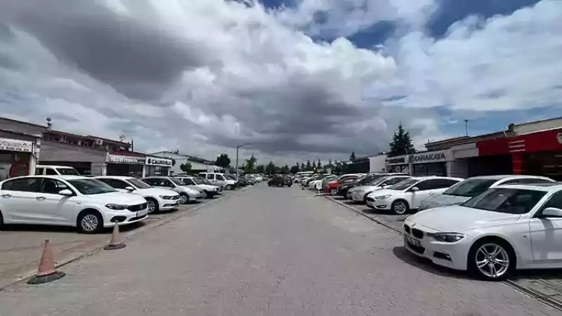 <section class="flex-col flex-col-left" data-left-id="2099508_1">
<figure class="infinitegallery-picture-container ">
<figcaption class="lower ">
<div class="text-container ">
<p class="description">Seçimin sonuçlanmasıyla ve Kurban Bayramı’nın yaklaşmasıyla birlikte işleri tekrar açılan oto galericiler, yatırım yapmanın tam zamanı olduğunu söyledi. Öte yandan son dönemlerde sıfır araç bulmakta zorluk yaşandığı belirtilirken, ikinci el piyasadaki fiyatların sürekli değiştiği aktarıldı</p>
</div>
</figcaption>
</figure>
</section>
<aside class="flex-col flex-col-right hidden-md-down" data-right-id="2099508_1"></aside>