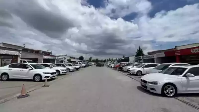 <p>Artık işler tekrardan yükseliş evresine geçiş yaptı. Yani telefonlarımız çalmaya, müşterilerimiz gelip araçlara bakmaya başladı. Burada pazar günleri kurulan pazarımızda da biraz daha yoğunluk artmaya başladı. Şu anda sıfır araç bulmak ise çok sıkıntı. Böyle bir sıkıntı yaşandığı için ikinci eldeki fiyatlara yansıyor. Euro ve Dolar çıktığı gibi ikinci el piyasasındaki araçların fiyatı da durmuyor maalesef” dedi.</p>