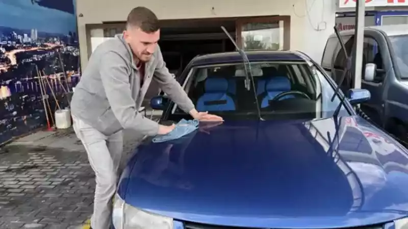 <p>Seçimden sonra işler hızlandı. Alış ve satışlarda yoğunluk var ve bayram yakınlaştığı için biraz ondan dolayı da artış var. Yani piyasa hızlı. Fiyatlarla ilgili şahsi düşüncem, artacağı kadar arttı, şişeceği kadar şişti. Bundan sonra fiyatların daha fazla artacağını düşünmüyorum. Arabalar gerçek değerini buldu. Rakamların daha yukarılara çıkacağını sanmıyorum. Şu an yatırım zamanı, araç almak isteyenler bence bayrama kadar almalılar” şeklinde konuştu.</p>