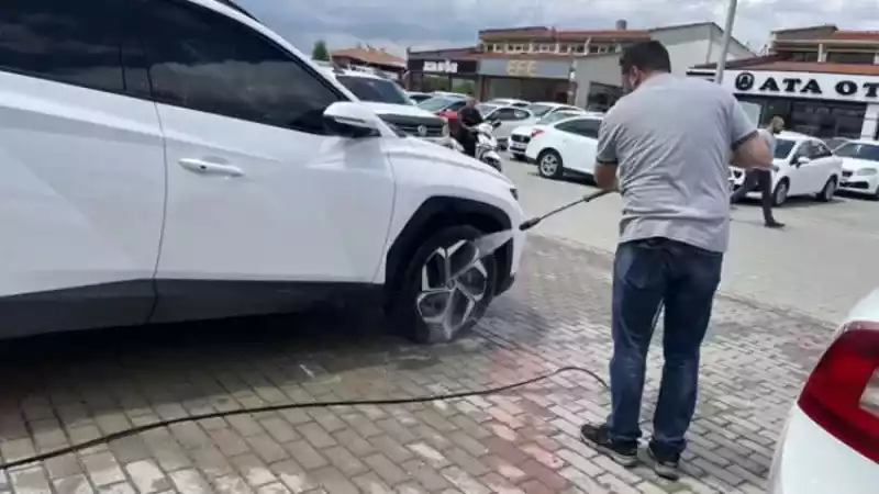 <p>Önümüz bayram, yavaş yavaş hareketlilik başladı. Bunun daha da yükselmesini bekliyoruz. Bayram öncesi için şu anlık çok yoğun olduğunu söyleyemem ama yavaş yavaş başlıyor. Ancak piyasanın seçim arasındaki durumundan daha iyi olduğunu söyleyebilirim. Birinci ve ikinci tur arasında yaşanan durgunluk esnasında insanlar ne yapacağını bilemedi.</p>