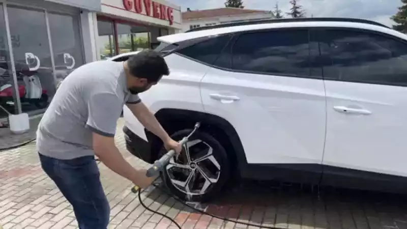 <p>Eskişehir’de otomobil alım satımıyla uğraşan Ali Çaygeçen, son dönemlerde otomobil fiyatlarının döviz kurları sebebiyle fazla değişken olduğunu belirtti. Otomobillerin değerini bulduğunu dile getiren ve artık daha fazla artış yaşanmayacağını düşünen Çaygeçen, “Şu an döviz kurlarından dolayı araç fiyatlarında bir artış var, bunun da önüne geçemiyorlar. Şu anda talep var, müşteri yoğun. Zaten görüldüğü üzere dükkânın önünde de araba yok, 3-4 tane aracımız kaldı.</p>