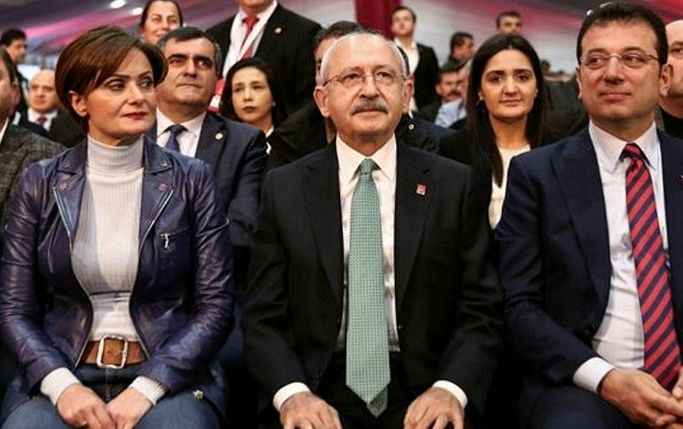 <p>CHP Genel Başkanı Kemal Kılıçdaroğlu, 13.Cumhurbaşkanı olma iddiası ile aday oldu. İlk turda da, ikinci turda da Başkan Recep Tayyip Erdoğan'dan fark yiyen Kılıçdaroğlu, Genel Başkanlığı korumak için vakit kaybetmeden harekete geçti. Kılıçdaroğlu, 'Mücadeleye devam edeceğim' derken, İBB Başkanı Ekrem İmamoğlu, 'Değişmeyen tek şey değişimdir' diyerek savaşın kıvılcımını ateşledi.</p>