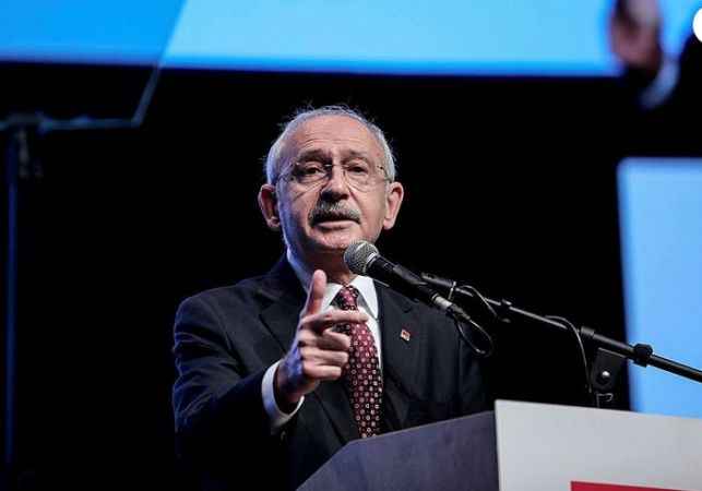 <p>Sık sık demokrasiden dem vuran, 'tek adamlık' eleştirileri yapan Kemal Kılıçdaroğlu, partinin içinde ise adeta 'tek adam' olmak için her şeyi yapıyor. Parti içi temayülleri yok sayan, her türlü karşıt sesi anında yok eden Kılıçdaroğlu, İmamoğlu tehlikesine karşı da hamlelerini sürdürüyor.</p>
<p>Kılıçdaroğlu, parti içi demokrasiyi yok sayarak tüm teşkilatları doğrudan kendisine bağladı. Kılıçdaroğlu, böylece partinin teşkilatlarının tamamına kendine yakın isimleri yerleştirip, hakimiyetini güçlendirecek. Daha önce, İYİ Parti'de de benzer bir durum yaşanmıştı. Koray Aydın'ın elinden alınan teşkilatlar, Meral Akşener'e doğrudan bağlanmıştı.</p>