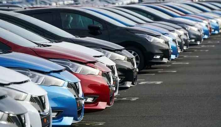 <p>Türkiye’de otomobil ve hafif ticari araç pazarı 2023 Ocak-Mayıs döneminde bir önceki yılın aynı ayına göre yüzde 60,5 arttı. Böylece ilk 5 ayda satışlar 445 bin 6 adet olarak gerçekleşti. Fiyatların bu denli arttığı ve enflasyonun yine aynı şekilde yükseldiği ortamda tam bir yatırım modeline dönüşen sıfır araçta kafalar oldukça karışık. Bir tarafta otomobile hiç ulaşamayan ihtiyaç sahipleri dururken, diğer tarafta yatırım için elini çabuk tutan bir kesim var. Düşük faiz yüksek enflasyon ortamında TL’den kaçışın en büyük sonuçlarından biriyle ortaya çıkan rekorlar serisinin ne zaman sona ereceği de tartışma konularından biri. Faizle enflasyon arasındaki derin uçurum, aslında tam bir tüketim malzemesi olan otomobili yatırım sistemine çevirdi.</p>