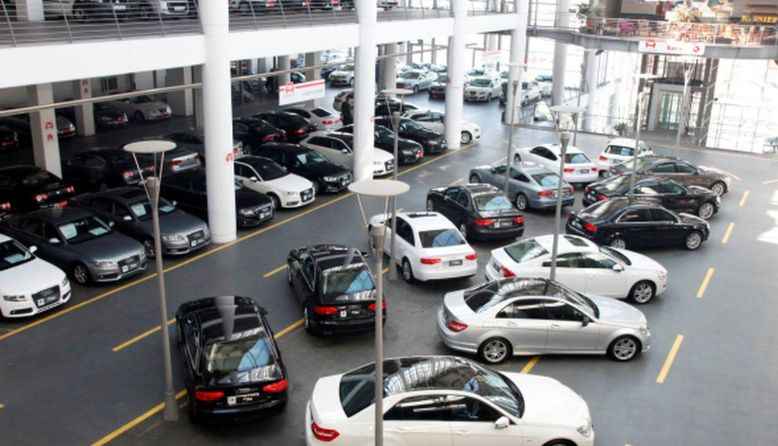 <p>Son 10 yıllık satışlara bile bakıldığında aslında tablo tam olarak ortada. Asgari ücretin neredeyse çift haneye yaklaşması ve enflasyonun zirvelerden dönmesi buna karşın politika faizinin yüzde 8,5 olmasına rağmen piyasa faizlerinin yüzde 60 seviyelerine çıkması bu tabloda bir de sıfır araç satışlarının patlaması kaçışın en iyi örneklerinden biri. Otomobil ve hafif ticari araç pazarı 10 yıllık mayıs ortalamasına göre, yüzde 69 arttı. Sadece otomobil pazarı da aynı seviyede yükseliş gösterdi. Son 10 yılda en yüksek pazar 265 bin adetle 2015 yılında gerçekleşmişti. O yıl pazar 968 bin adetle kapanış yapmıştı. Şimdi de 1 milyonun üzerinde bir satış bekleniyor.</p>