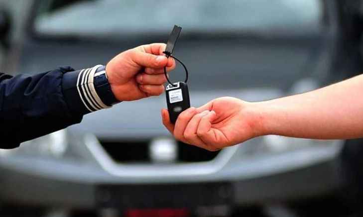 <p>Yeni bir otomobil satın almak isteyenler istediği aracı bulamayınca çareyi ikinci elde aradı. Böylece ikinci elde de fiyatlar arttı ve pazar burada da büyüdü. Hatta birçok sıfır ikinci elin daha yüksek fiyatla satıldığı da görüldü. Fakat sıfıra ulaşamayan tüketici burada da sert fiyat artışlarıyla karşılaştı. Normal bir pazarda sıfır araç satın almak isteyen ihtiyaç sahibi, sürekli artan fiyatlar nedeniyle bir bekleme ayağına geçebilir. Hatta daha düşük fiyatlı ikinci el otomobillere de sahip olma isteği maddiyat anlamında gerçekleşebilir. Bu tabloda sıfır araç satışlarının düşmesi beklenirken, mevcut tabloda tam tersi bir durum izleniyor.</p>