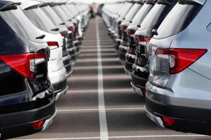 <p>Opel Türkiye Genel Müdürü Emre Özocak, ilk 4 ayda 18 bin 900 adete ulaştıklarını bildirdi. Özocak “Geçen seneyi 36 bin adetle kapatmıştık. Dolayısıyla geçen seneki satışlarımızın büyük bir kısmını ilk 4 ayda gerçekleştirdik. Bir önceki senenin aynı dönemine göre ciddi bir büyümeyi sağladık” Dolayısıyla mayıs performansını nisanın üstüne eklediğimizde 30 bin adetlere ulaşmış oluyoruz. Bu da bizi pazar payı anlamında yüzde 6,5 gibi bir yere getiriyor. Bu bizim bu yıl yapmak istediğimiz pazar payı hedefiydi. Yani mayıs ayından itibaren biz bunu garantiledik” dedi.</p>