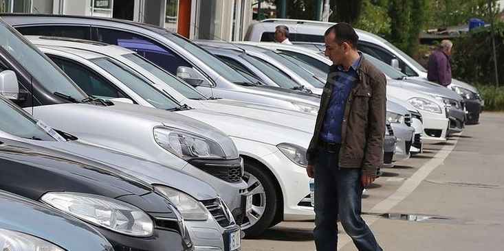 <p>Mayıs ayı satış rakamlarının açıklanmasının ardından Togg T10X’in de ilk kez resmi satış verileri ortaya çıktı. Daha önce defalarca açıklanan rakamlara net bir cevap vermeyen Togg ekibi böylece iddialara da ilk kez resmi yoldan dolaylı olarak cevaplamış oldu. 2023 Mart sonunda kura sonucunda araçları parça parça teslim edeceklerini açıklayan Togg ekibi, ilk teslimatları DMO’ya yapmıştı. “Mayıs 2023’te bin adet Togg T10X teslimatı gerçekleştirmeyi hedefliyoruz” diyen CEO Gürcan Karakaş, günde ortalama 30-40 adet araç üretimini yaptıklarını açıklamıştı. ODMD verilerine göre ise mayıs ayında 306 adet T10X satışı yapıldı. Konu hakkında resmi bir açıklama yapılmasa da yıl sonuna kadar alınan siparişlerin hepsinin teslim edileceği aktarılanlar arasında.</p>