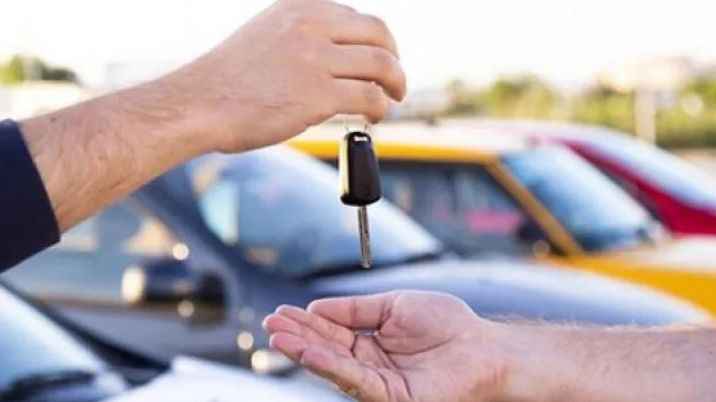 <p>Bu pazar tablosunda markalarda hiç beklenmedik rekorları kırmaya devam ediyor. Mart ayında gerçekleştirdiği 5 bin 348 adetlik satışla Türkiye’deki en yüksek performansa ulaşan Citroen Türkiye, kendi satış rekorunu kırdı. Mayıs ayında 8 bin 528 adetlik satışa ulaşarak açık ara kendi rekorunu tazeleyen marka, globalde satış sıralamasında Fransa’nın ardından ikinci sıraya yükseldi. Citroën Türkiye Genel Müdürü Selen Alkım “Citroën markasının Türkiye’de satışları ise aynı dönemde yüzde 581 büyüdü. Mayıs sonu itibari ile 5 aylık sonuçlara baktığımızda ise Türkiye pazarı yüzde 60.5 büyürken biz Citroën olarak yüzde 130 büyüdük ve toplamda 24 bin 16 adetlik satışa ulaştık. Mayıs ayında satışlarımızın yüzde 34’ü 2 bin 921 adetle ticari araçlardan oluştu. İlk 5 ayda ticari araç pazarı yüzde 130 büyürken biz yüzde 300 büyüdük” dedi.</p>