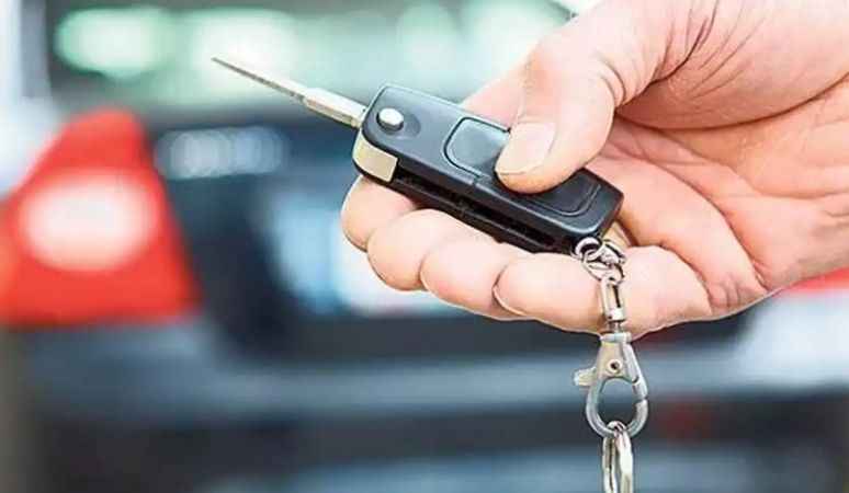 <p>Peugeot Türkiye de mayıs ayında Türkiye’deki en yüksek tarihi aylık satış rakamına ulaştı. Mayıs ayını 9 bin 954 adetlik satış ve yüzde 8,9’luk pazar payıyla kapatan marka, podyumda yerini aldı. Peugeot Türkiye Genel Müdürü Gülin Reyhanoğlu “İlk 5 ayda elde ettiğimiz 34 bin 457 adetlik satışla, 2022 yıl toplamında gerçekleştirdiğimiz 32 bin 666 adetlik satışı geride bıraktık. Markamıza olan ilginin büyüklüğünü gördük ve sene başındaki 57 bin adetlik satış hedefimizi de yükselttik” dedi. Reyhanoğlu, “Mayıs ayında gerçekleştirdiğimiz satış rakamıyla Fransa ve İtalya’nın ardından, dünyada en fazla Peugeot satılan ülke olmayı başardık. İlk 5 aylık dönemde ulaştığımız 19 bin 518 adetlik satış ve yüzde 12,5 payla Türkiye SUV pazarında liderliğimiz devam ediyor” diye konuştu.</p>