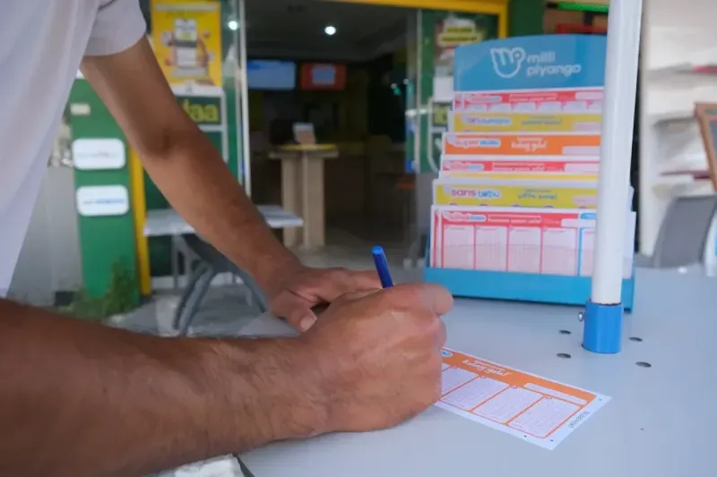 Bayide Süper Loto oynayan bir kişi