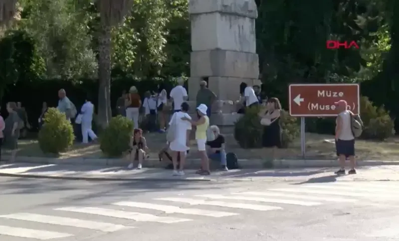 Bugün ziyarete kapatılan Antalya Müzesi'nin yıkılmaması için toplandılar