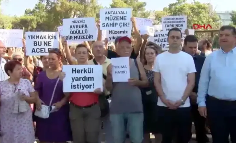 Bugün ziyarete kapatılan Antalya Müzesi'nin yıkılmaması için toplandılar