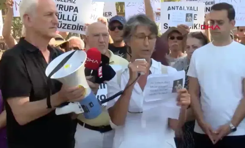 Bugün ziyarete kapatılan Antalya Müzesi'nin yıkılmaması için toplandılar