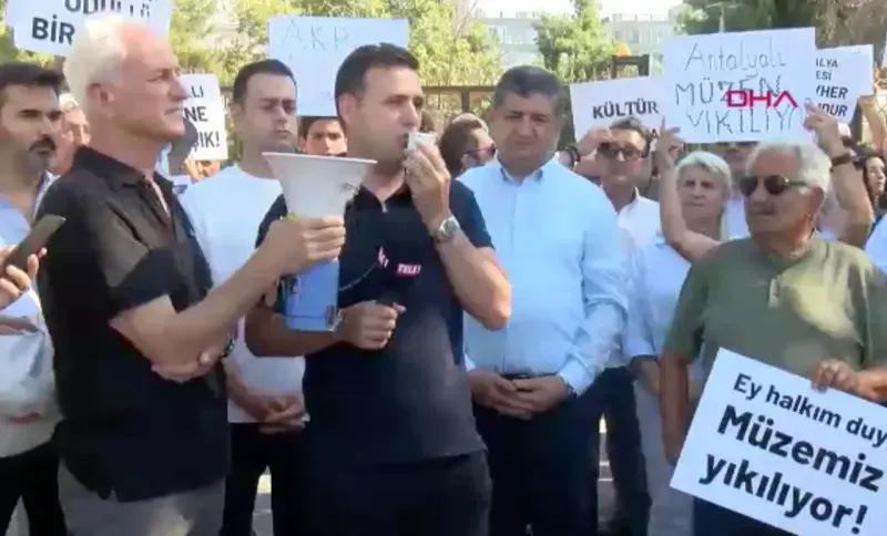 Bugün ziyarete kapatılan Antalya Müzesi'nin yıkılmaması için toplandılar