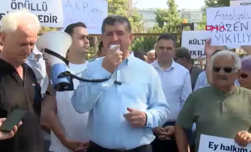 Bugün ziyarete kapatılan Antalya Müzesi'nin yıkılmaması için toplandılar