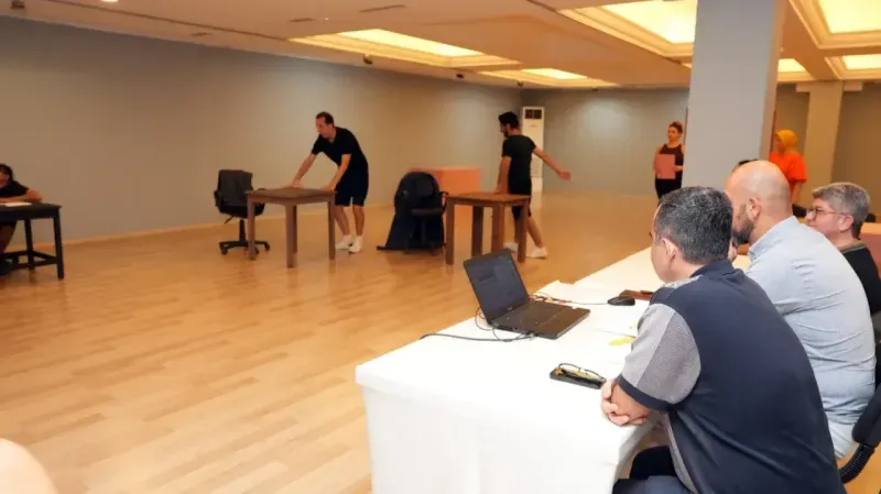 Alanya Belediye Tiyatrosu’ndan yeni sezonun ilk prömiyeri: “Palto”