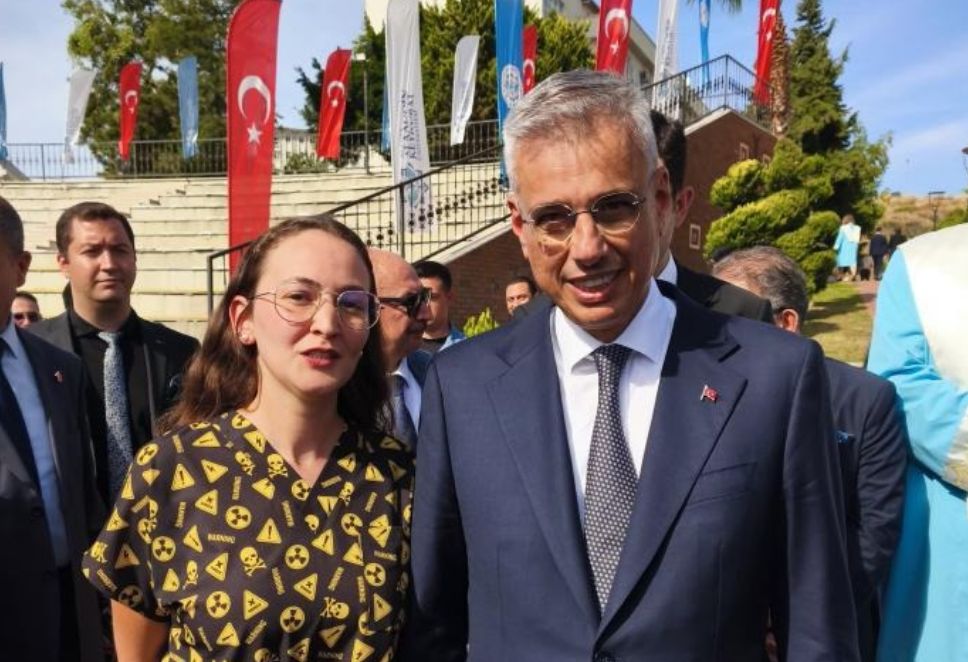 Alanya'da Bakan Memişoğlu’na pankartlı talep