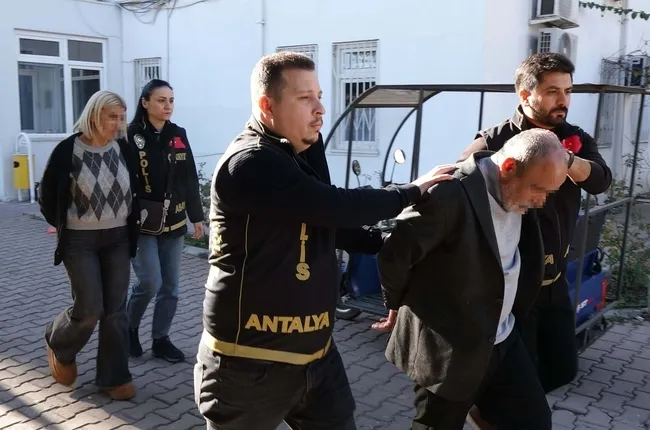 Son Dakika Antalyada Sir Olum Fatmana Karamik Hastaneye Gidecekti Evinde Olu Bulundu Kizi Ve Sevgilisi Gozalti 1766928874986