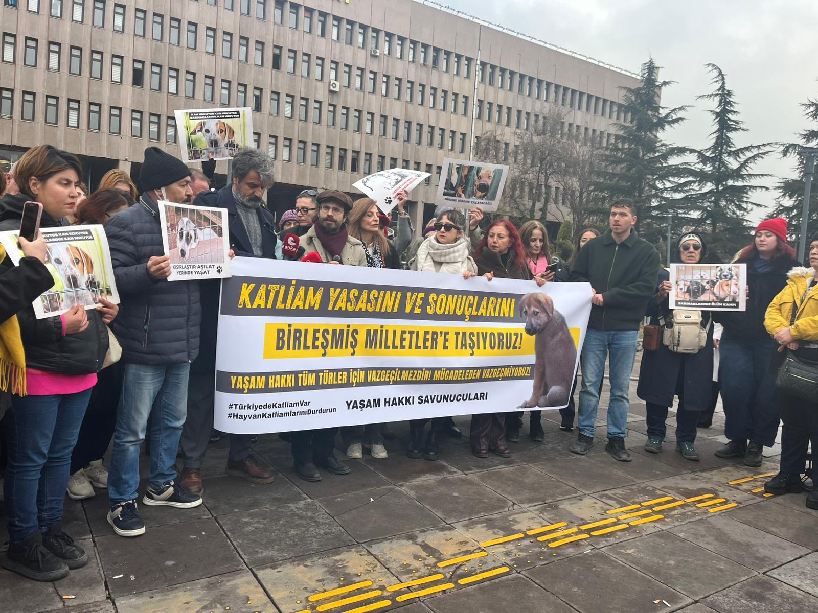 Hayvanseverler adliyenin önünde toplanarak eylem yaptı