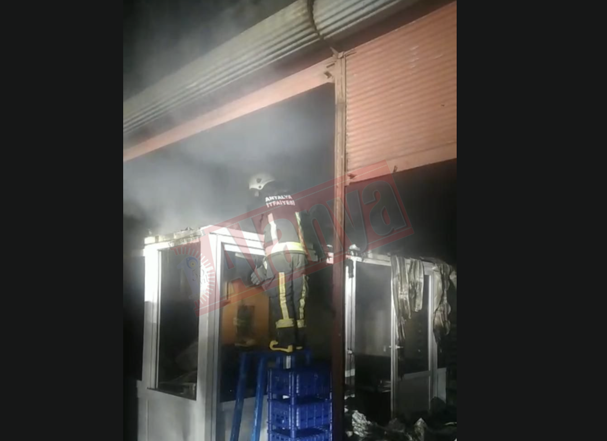 İtfaiye ekiplerinin yangını söndürme çalışmaları sürüyor