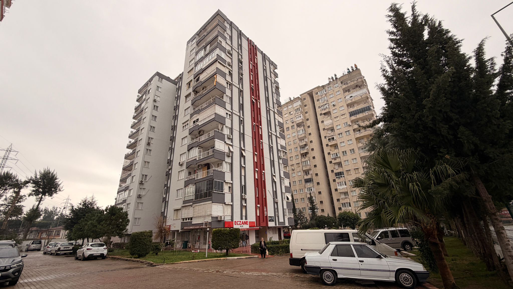 Anne Yulya Zahadan ve 5 yaşındaki A.Y.Ö'nün 8'inci katındaki daireden düşerek can verdikleri apartman