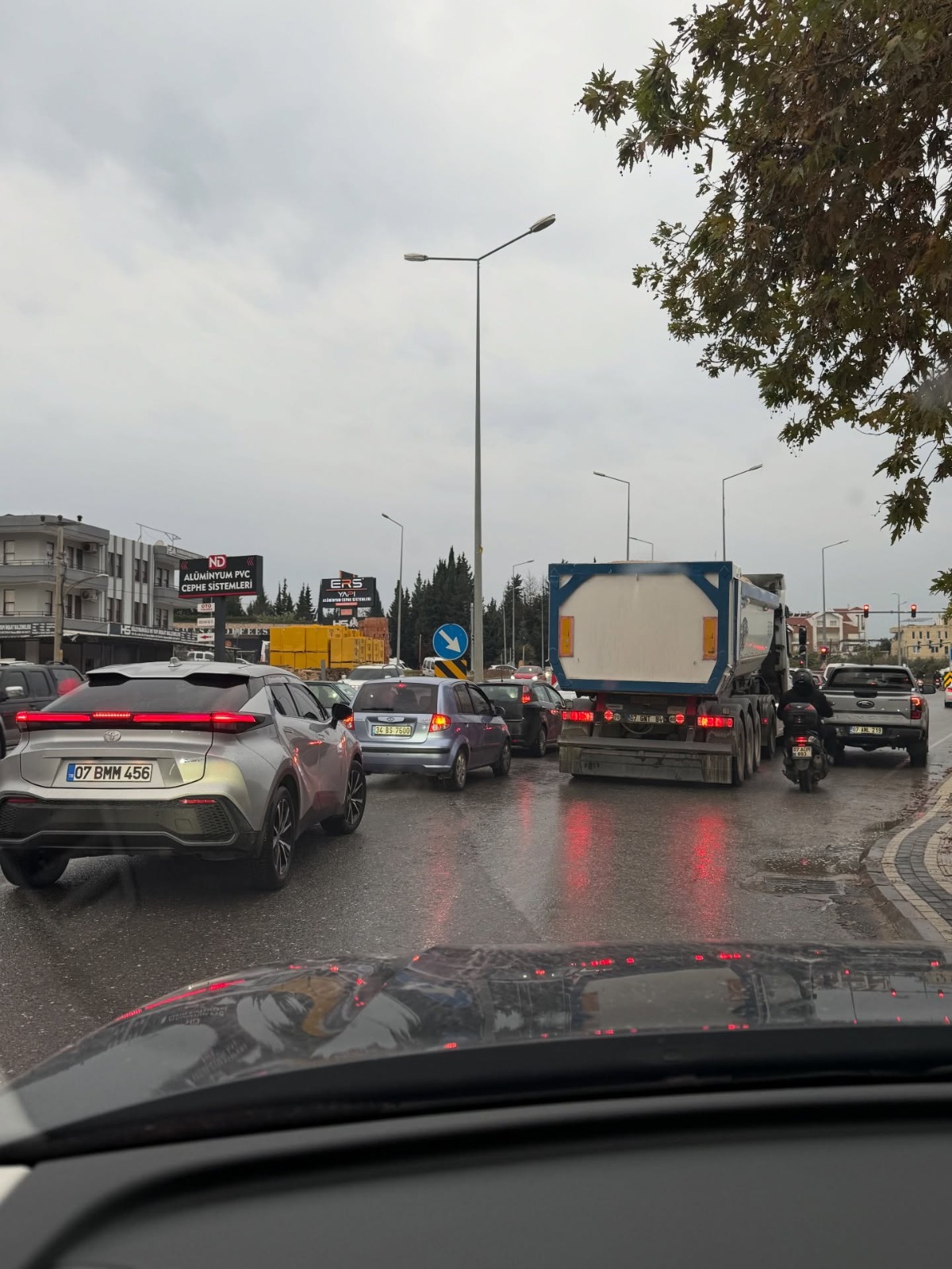 Sürücüler trafikte uzun zaman harcıyor