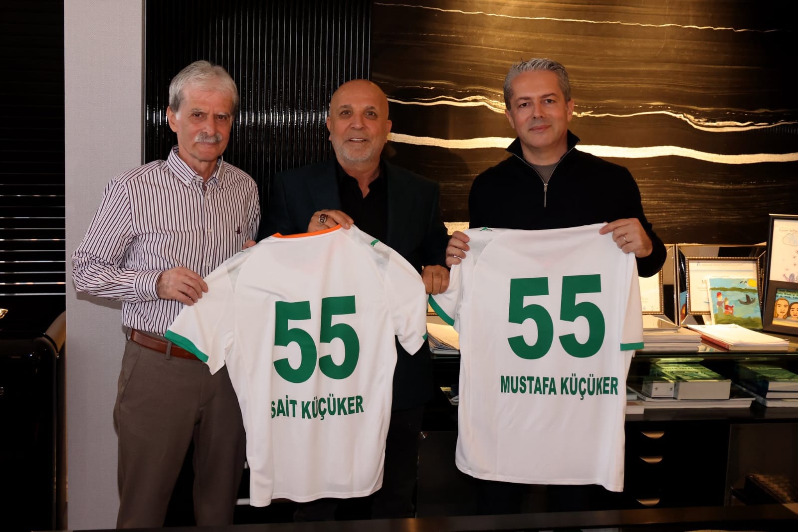 Çavuşoğlu Küçüker'e forma hediye etti