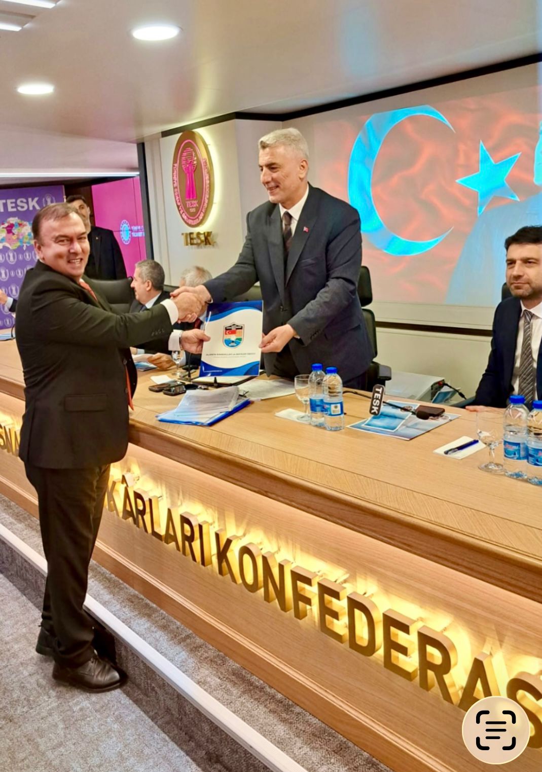 Alanya Bakkallar, Bayiler ve Büfeciler Odası Başkanı Süleyman Hilmi Özdemir, Ticaret Bakanı Ömer Bolat'a esnafların sorunlarını ve taleplerini dosya hâlinde sundu.