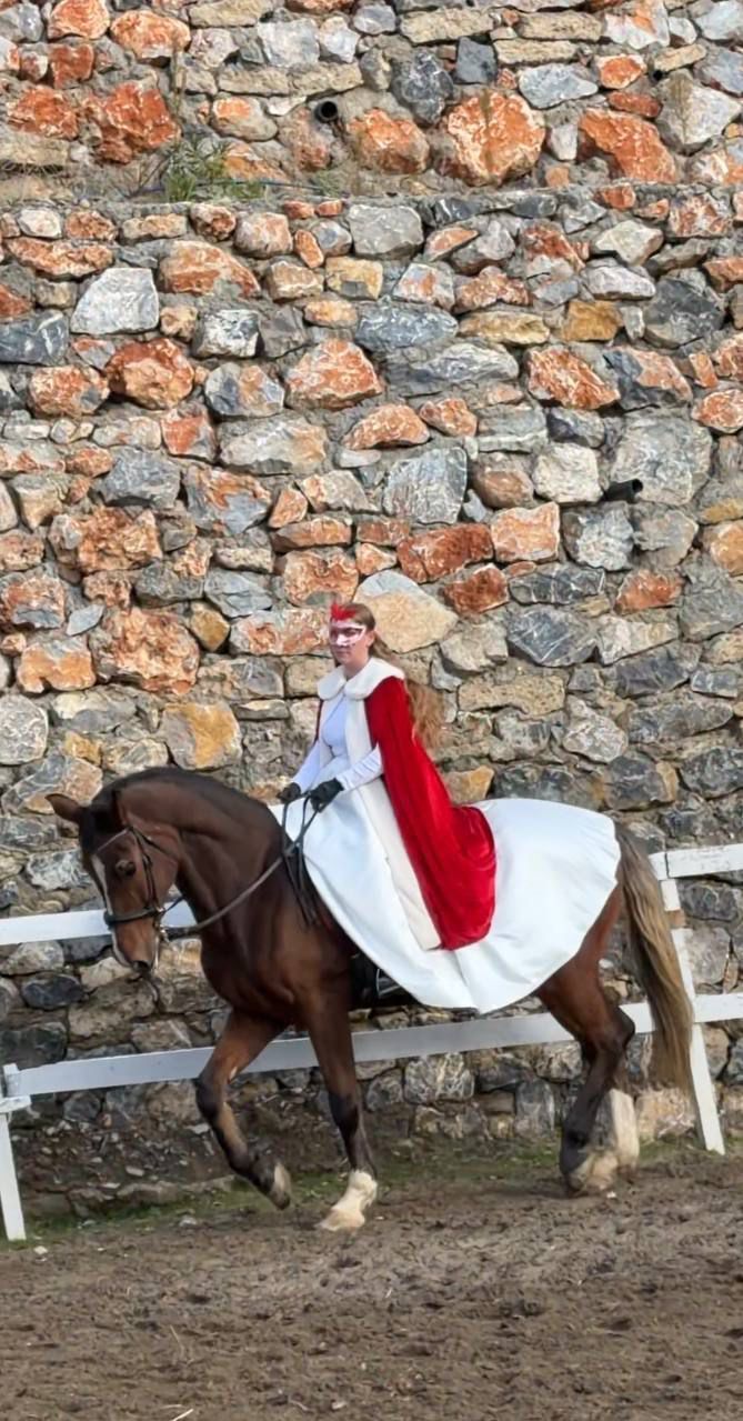 Sporcular, antrenörler ve kulübün asil spor atlarının yer aldığı gösteriler izleyenlere keyifli anlar yaşattı. 