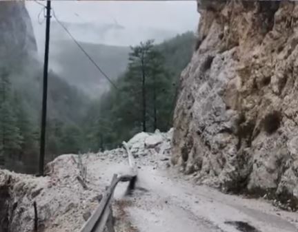 Alanya'da mahallenin tek yolu heyelandan kapandı