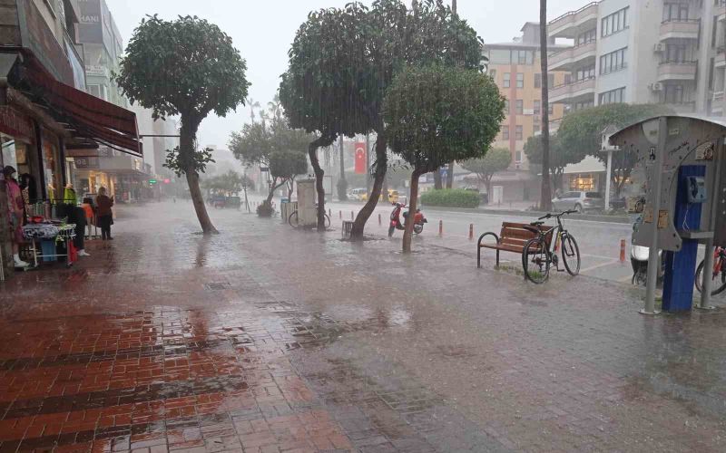 Alanya'ya sağanak geliyor