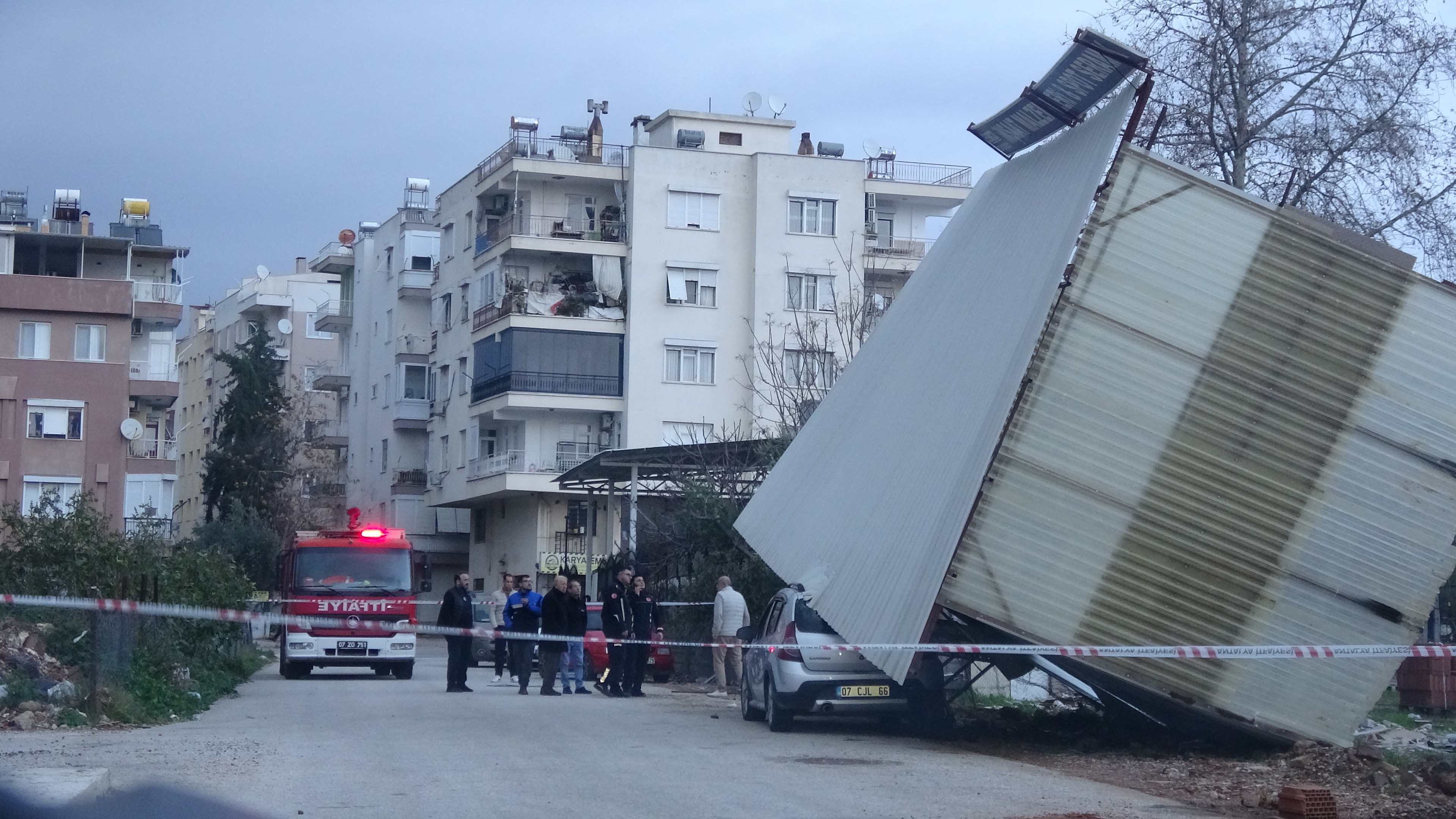 Antalya’da hortum ve sel hayatı felç etti