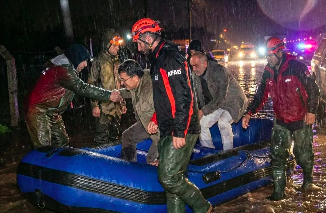 Antalya'da afet alarmı! Seralar ve araçlar sulara gömüldü