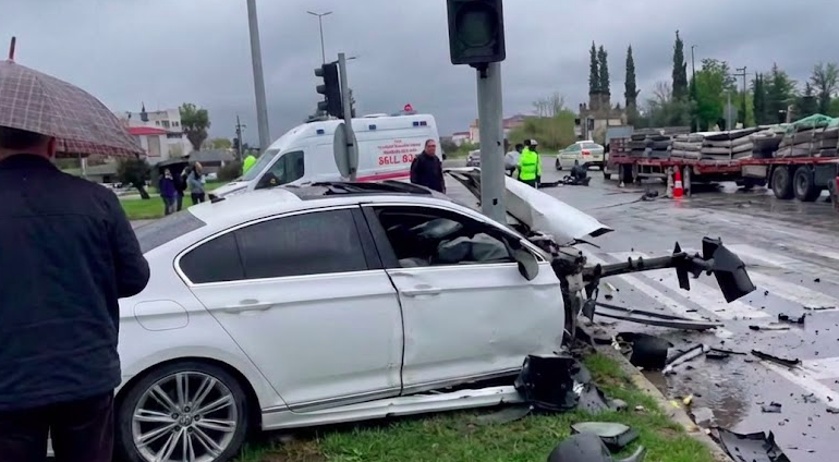Alanya yolunda korkutan kaza: Direğe saplanıp ikiye bölündü