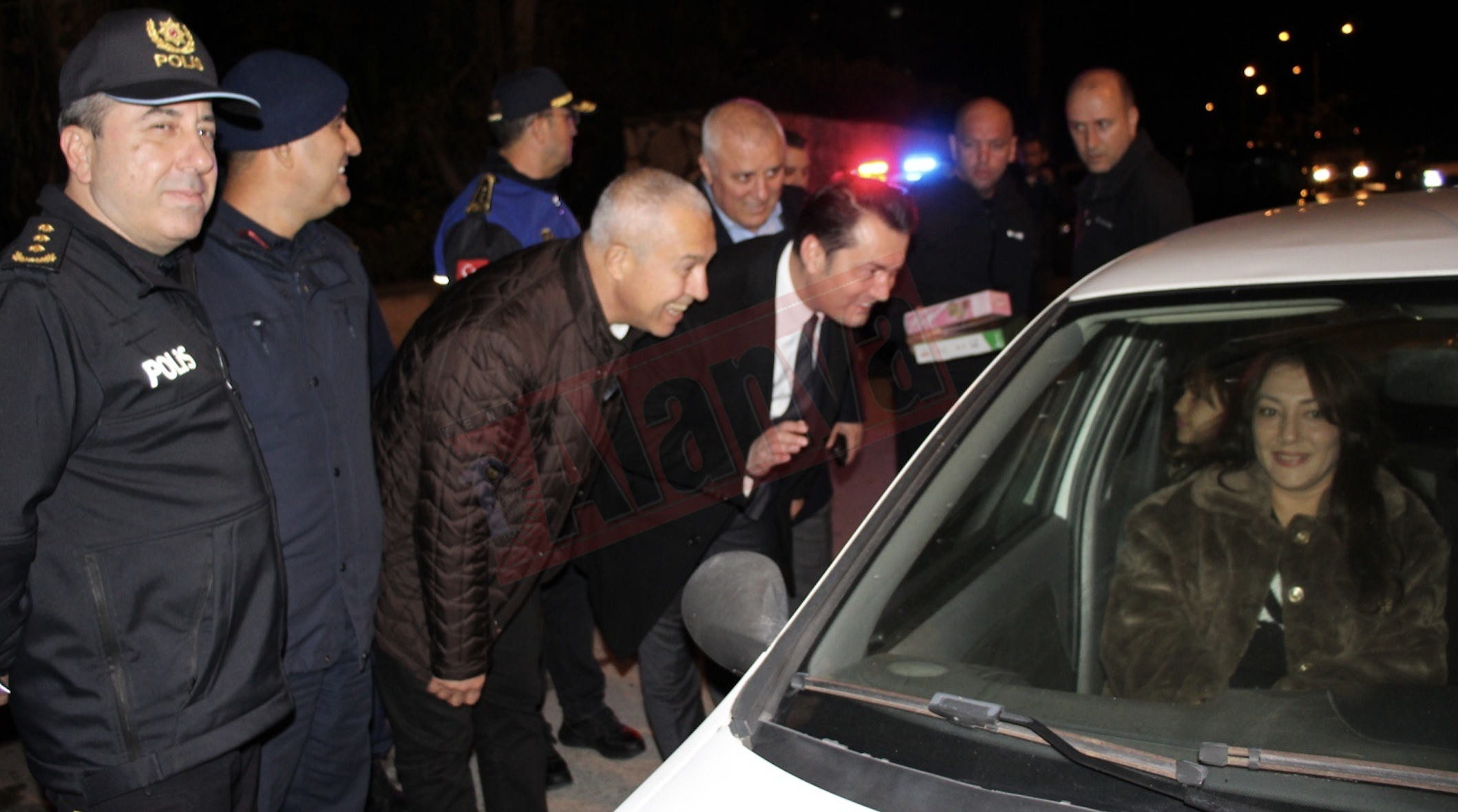 Alanya Kaymakamı Şakir Öner Öztürk, Belediye Başkanı Osman Tarık Özçelik ontrol noktasında polis ekiplerince durdurulan araçlardaki vatandaşların yeni yılını kutladı