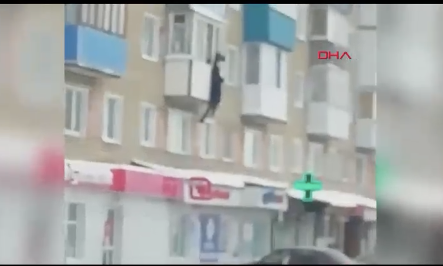 Yasak aşk fena yakalandı! Sevgili balkondan sarktı, sonu şok etti