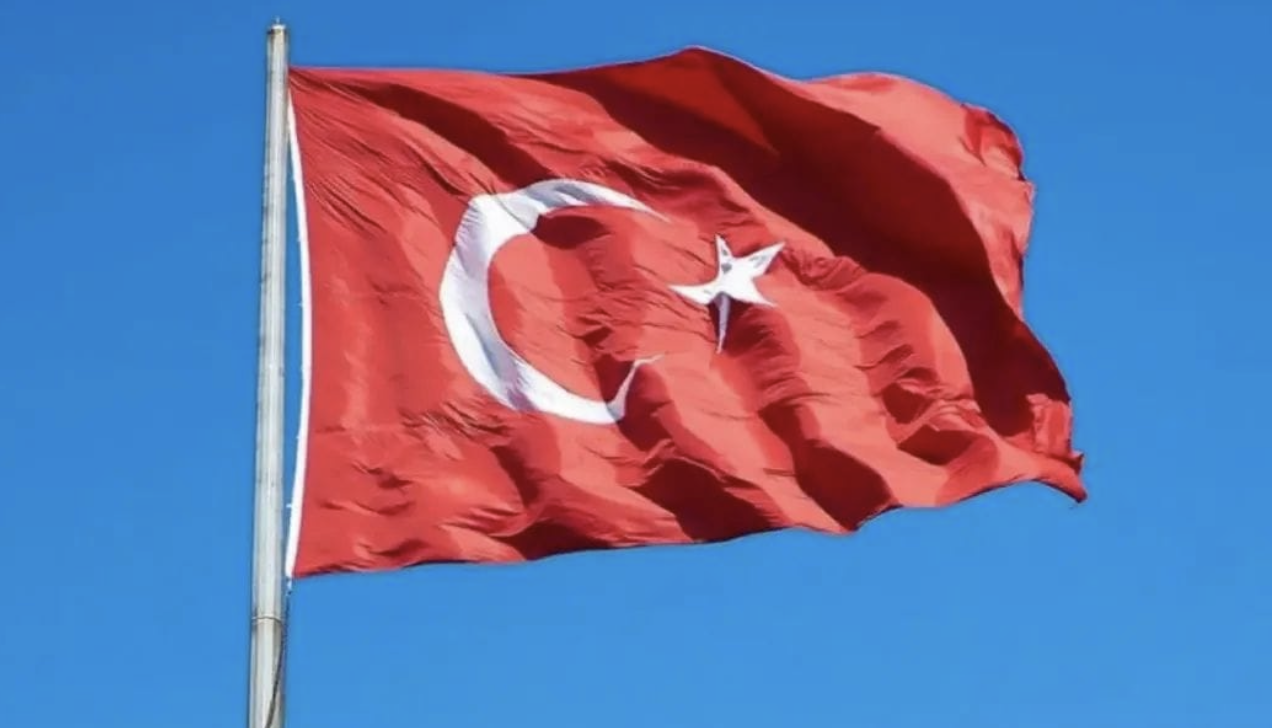 Alanya’da bayrak öfkesi: "Hain ellere geçit verilmeyecek"